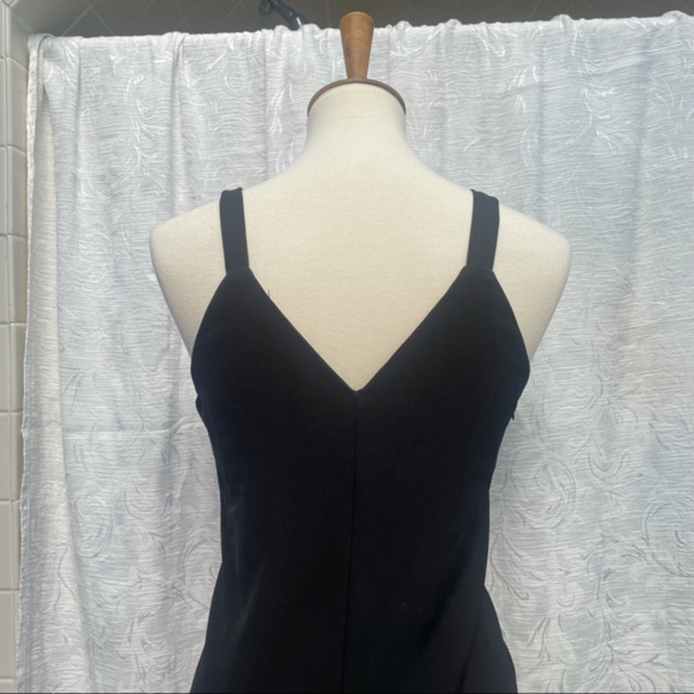 YiMi Sleeveless LBD w Lace Hem Sheath - Picture 3 of 8